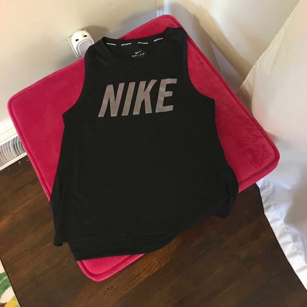 👍 4/$30 Nike ladies workout top